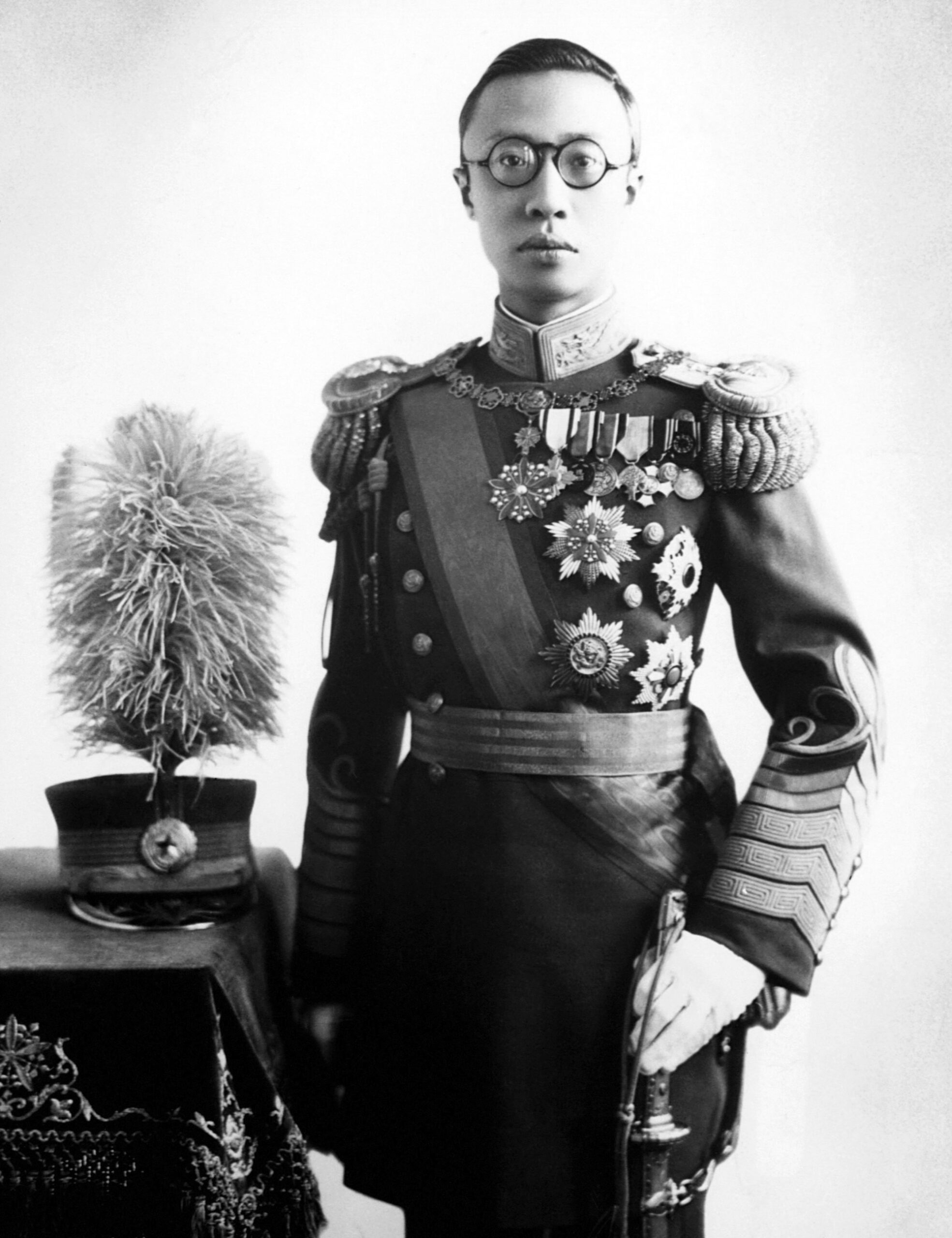 Vua Phổ Nghi của Trung Quốc (1906-1967), Hoàng đế bù nhìn của Nhật Bản ở Mãn Châu Quốc (1932-1945), trong đồ quân phục khoảng năm 1935.